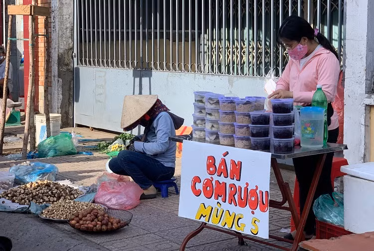 Theo quan niệm dân gian, Tết Đoan Ngọ (5/5 Âm lịch) là ngày Tết "giết sâu bọ". Tết Đoan Ngọ có tập tục ăn rượu nếp (cho sâu bọ trong người say) và sau đó ăn quả chua chát (để giệt sâu bọ chết). Chính vì vậy, cơm rượu nếp, bánh ú tro và các loại hoa quả... là những lễ vật không thể thiếu trong ngày này.