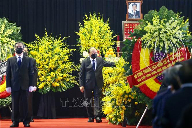 Thủ tướng Nguyễn Xuân Phúc dẫn đầu Đoàn đại biểu lãnh đạo Đảng, Nhà nước viếng nguyên Tổng Bí thư Lê Khả Phiêu. Ảnh: Dương Giang/TTXVN Chú thích ảnh