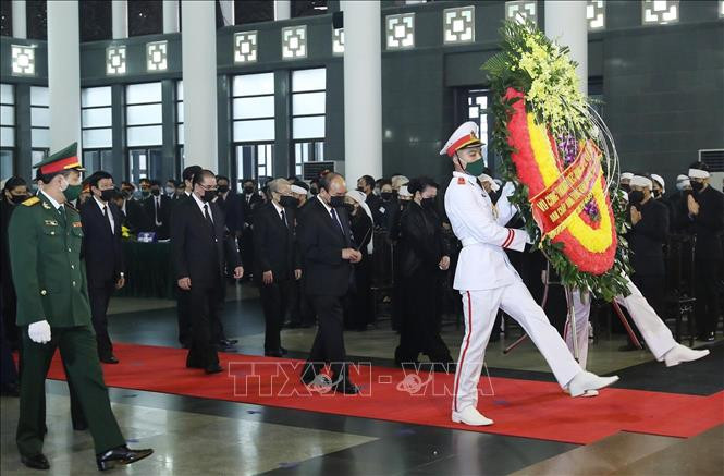 Đoàn đại biểu Ban Chấp hành Trung ương Đảng, các đồng chí lãnh đạo, nguyên lãnh đạo Đảng, Nhà nước do Thủ tướng Nguyễn Xuân Phúc dẫn đầu, viếng nguyên Tổng Bí thư Lê Khả Phiêu. Ảnh: TTXVN Chú thích ảnh