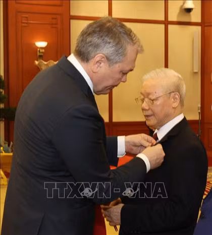 Thay mặt Ban Chấp hành Trung ương Đảng Cộng sản Liên bang Nga, đồng chí L. Kalashnkov trao tặng Tổng Bí thư Nguyễn Phú Trọng Giải thưởng Lê-nin. Ảnh: Trí Dũng/TTXVN