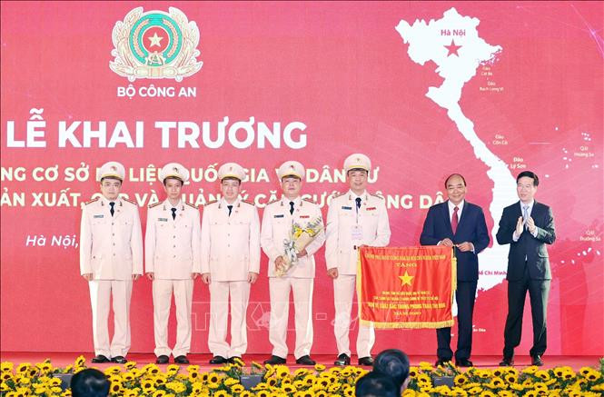 Thủ tướng Nguyễn Xuân Phúc tặng Cờ thi đua của Chính phủ cho Trung tâm dữ liệu quốc gia về dân cư. Chú thích ảnh