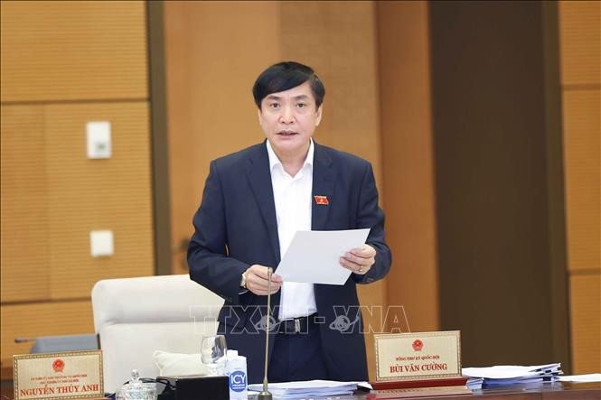 Tổng thư ký Quốc hội, Chủ nhiệm Văn phòng Quốc hội Bùi Văn Cường trình bày các báo cáo. Ảnh: Doãn Tấn/TTXVN Tổng thư ký Quốc hội, Chủ nhiệm Văn phòng Quốc hội Bùi Văn Cường trình bày các báo cáo. Ảnh: Doãn Tấn/TTXVN