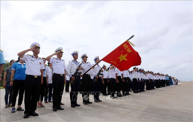 Lễ chào cờ của các chiến sỹ đảo Trường Sa Lớn. Ảnh: Danh Lam/TTXVN