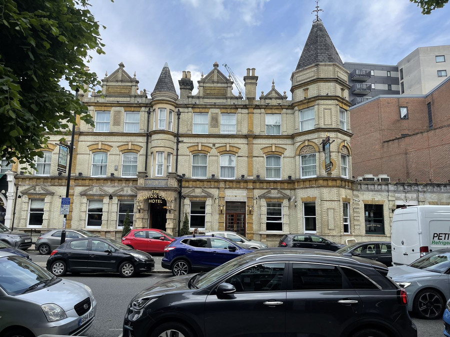 Năm 1914, Chủ tịch Hồ Chí Minh làm phụ bếp tại khách sạn Drayton Court.