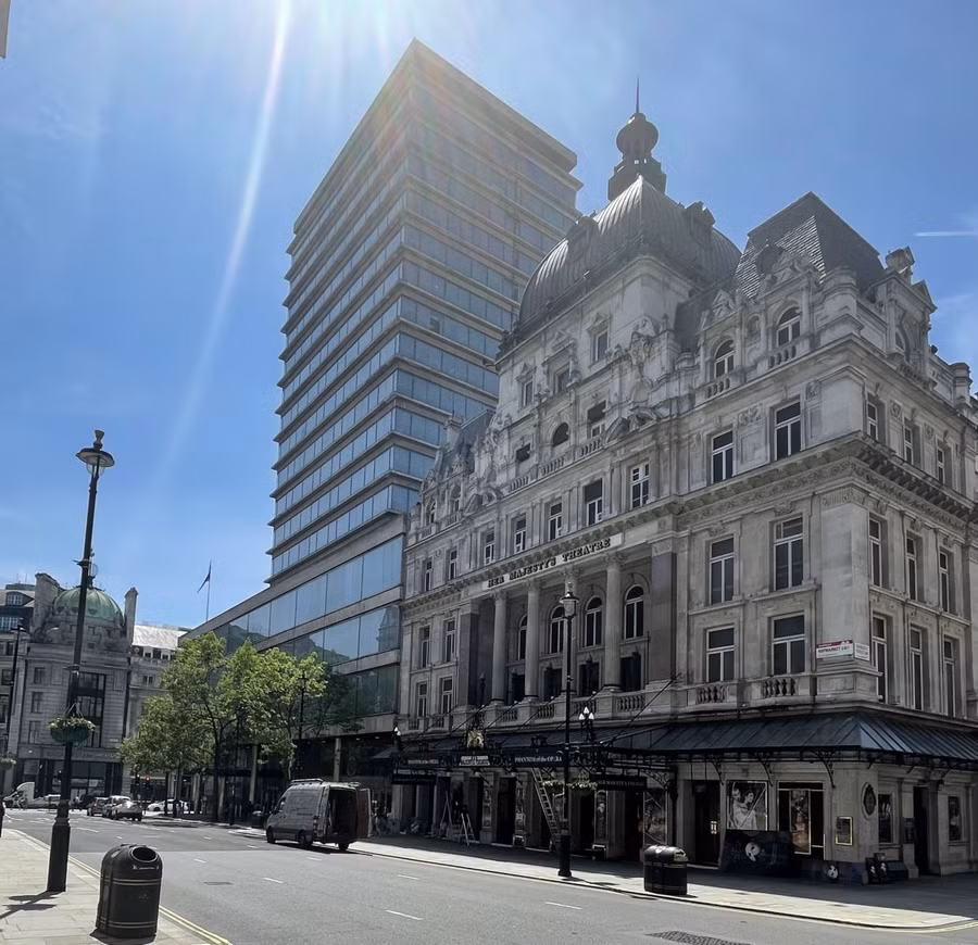 Tòa nhà New Zealand House trên phố Haymarket thuộc trung tâm London được xây dựng trên nền khách sạn Carlton nơi chủ tịch Hồ Chí Minh từng làm việc.