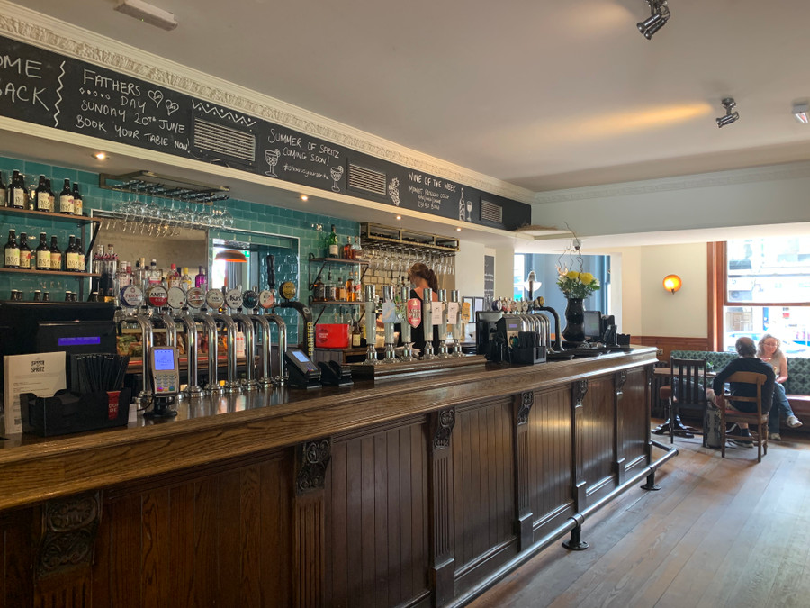 Quầy bar khách sạn Dratyon Court gợi nhớ hình ảnh người phục vụ xưa.