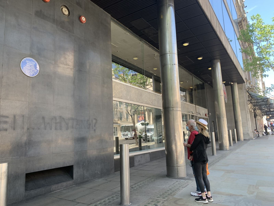 Tấm biển xanh gắn tên chủ tịch Hồ Chí Minh tại tòa nhà New Zealand House.