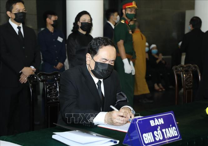 Chủ tịch Ủy ban Trung ương MTTQ Việt Nam Trần Thanh Mẫn viết sổ tang tại Lễ viếng nguyên Tổng Bí thư Lê Khả Phiêu. Ảnh: TTXVN Chú thích ảnh
