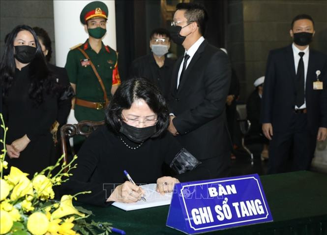 Phó Chủ tịch nước Đặng Thị Ngọc Thịnh viết sổ tang, chia buồn với tang quyến nguyên Tổng Bí thư Lê Khả Phiêu. Ảnh: Văn Điệp/TTXVN Chú thích ảnh