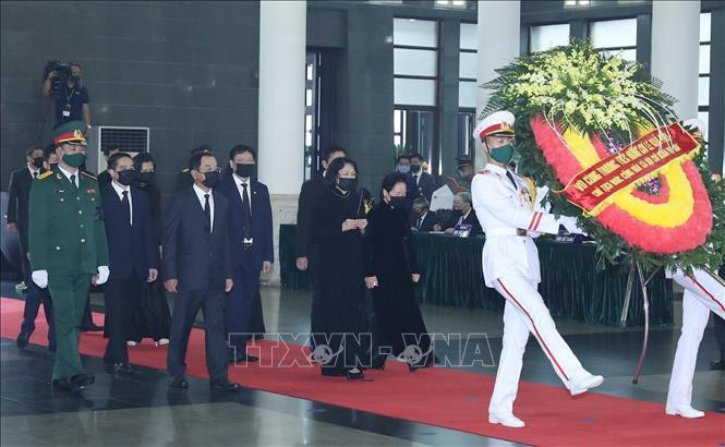 Đoàn đại biểu Chủ tịch nước Cộng hoà Xã hội chủ nghĩa Việt Nam do Phó Chủ tịch nước Đặng Thị Ngọc Thịnh dẫn đầu, viếng nguyên Tổng Bí thư Lê Khả Phiêu. Ảnh: TTXVN Chú thích ảnh