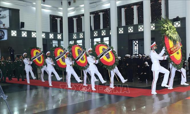 Đoàn đại biểu Quân uỷ Trung ương và Bộ Quốc phòng do Đại tướng Lương Cường, Chủ nhiệm Tổng cục Chính trị Quân đội nhân dân Việt Nam dẫn đầu, viếng nguyên Tổng Bí thư Lê Khả Phiêu. Ảnh: TTXVN Chú thích ảnh