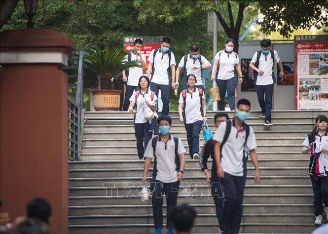 Học sinh tới trường học tại Vũ Hán, tỉnh Hồ Bắc, Trung Quốc, ngày 1/9/2020. Ảnh: THX/TTXVN. Chú thích ảnh