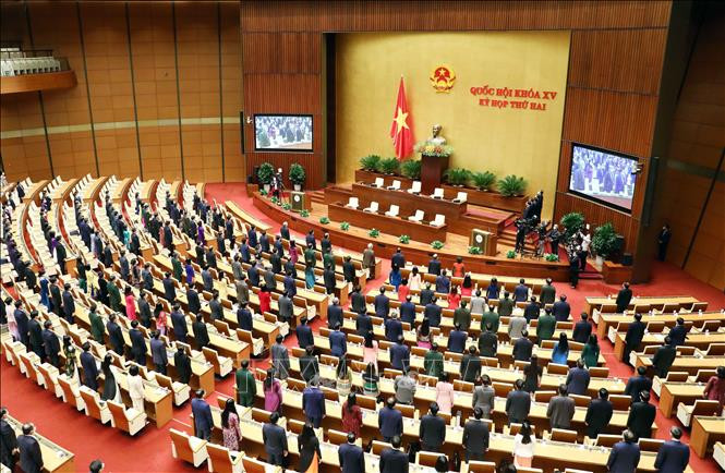 Các đại biểu Quốc hội thực hiện nghi lễ chào cờ tại phiên bế mạc Kỳ họp thứ 2, Quốc hội khóa XV. Ảnh: Phạm Kiên/TTXVN Các đại biểu Quốc hội thực hiện nghi lễ chào cờ tại phiên bế mạc Kỳ họp thứ 2, Quốc hội khóa XV. Ảnh: Phạm Kiên/TTXVN
