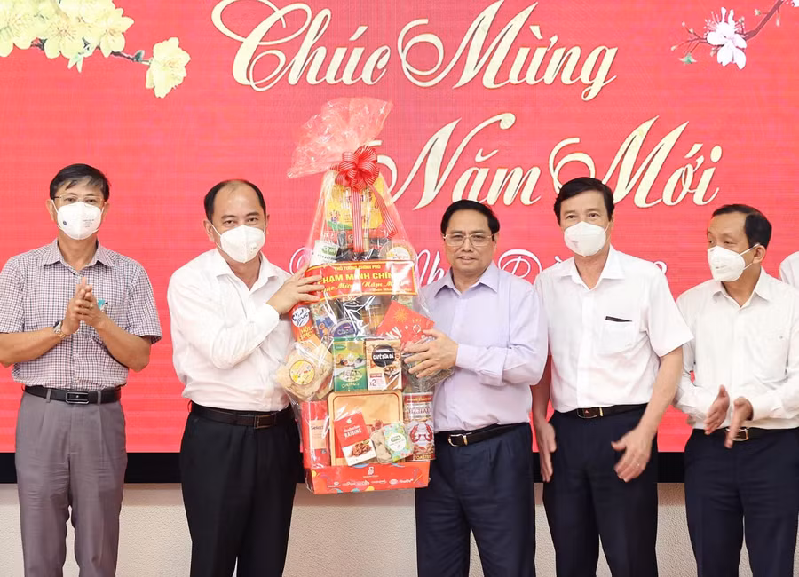 Thủ tướng Phạm Minh Chính tặng quà và chúc tết đội ngũ cán bộ, y bác sĩ Sở y tế TP Hồ Chí Minh. Ảnh: Dương Giang/TTXVN