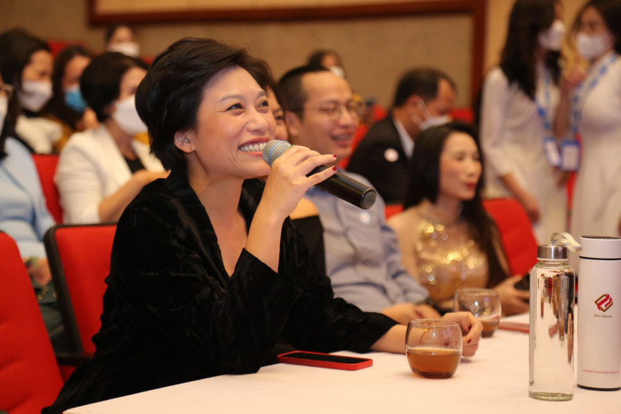 Giám khảo Trần Ly Ly nhận xét tiết mục biểu diễn của thí sinh tại lễ ra mắt.