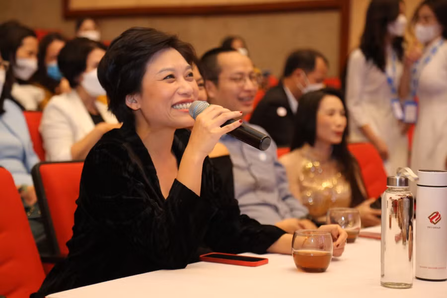 Giám khảo Trần Ly Ly nhận xét tiết mục biểu diễn của thí sinh tại lễ ra mắt.