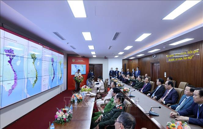 Thủ tướng Nguyễn Xuân Phúc tham quan Phòng bản đồ số của Bộ Công an. Chú thích ảnh
