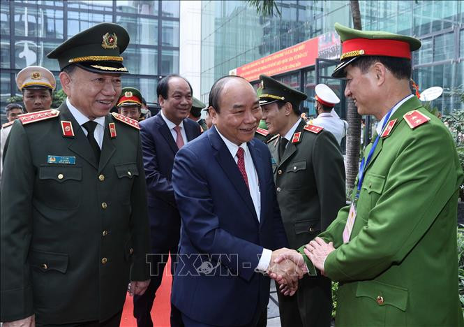 Thủ tướng Nguyễn Xuân Phúc với các đồng chí lãnh đạo Bộ Công an. Chú thích ảnh