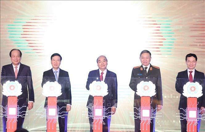 Thủ tướng Nguyễn Xuân Phúc và các đại biểu thực hiện nghi lễ kích hoạt khai trương hệ thống. Chú thích ảnh