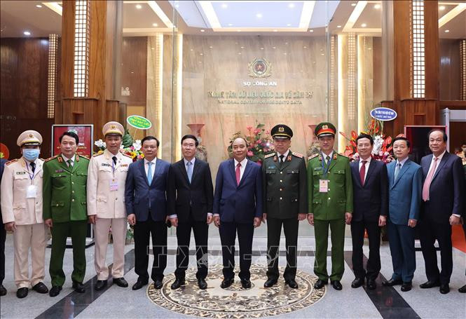 Thủ tướng Nguyễn Xuân Phúc với các đại biểu tham dự buổi lễ. Chú thích ảnh