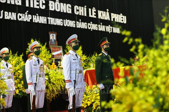 Lực lượng nghi lễ quân đội túc trực trước linh cữu đồng chí Lê Khả Phiêu. Ảnh: Dương Giang/TTXVN Chú thích ảnh