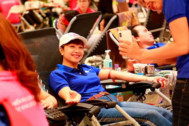 Một bạn trẻ tham gia hiến máu