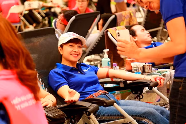 Một bạn trẻ tham gia hiến máu