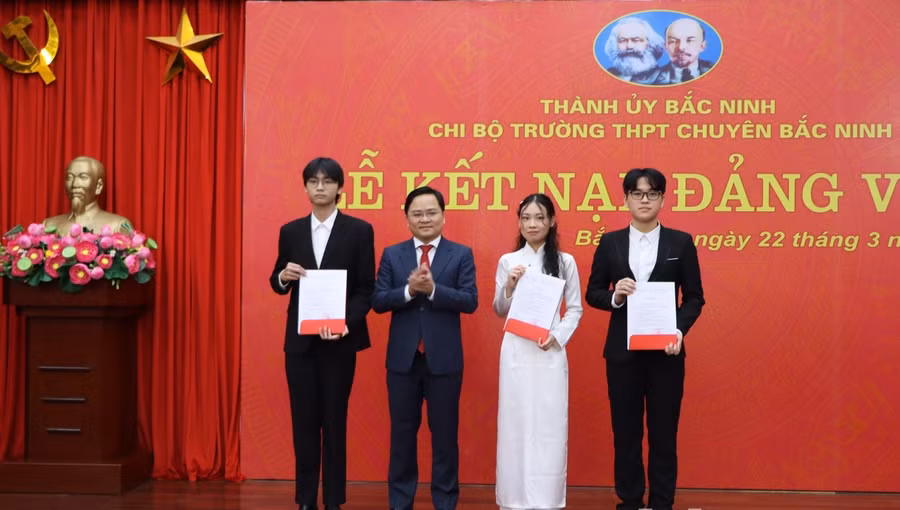 Bí thư Tỉnh ủy Bắc Ninh Nguyễn Anh Tuấn trao Quyết định kết nạp Đảng cho 3 học sinh ưu tú.
