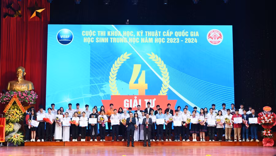 Ông Nguyễn Xuân Tiến - Giám đốc Quỹ hỗ trợ sáng tạo kỹ thuật Việt Nam và ông Nguyễn Văn Thêm - Phó Giám đốc Sở GD&amp;ĐT Bắc Giang tặng hoa và trao giải Tư.