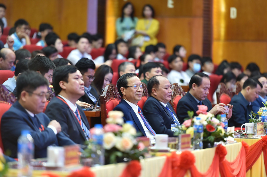 Đại biểu dự khai mạc. Đại biểu dự khai mạc.
