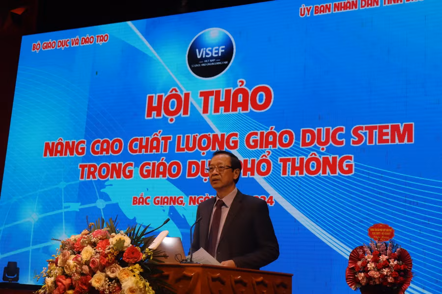 Thứ trưởng Bộ GDĐT Phạm Ngọc Thưởng phát biểu chỉ đạo tại hội thảo.