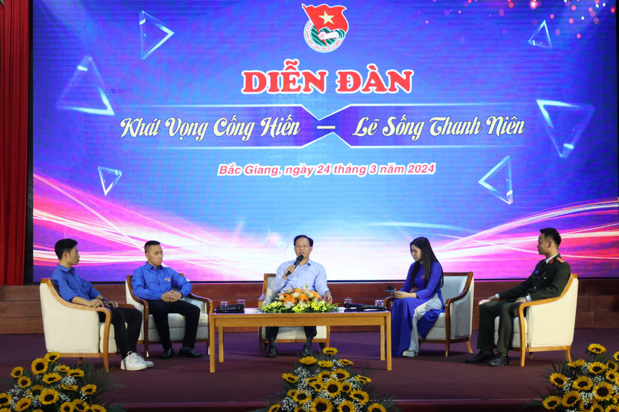 Đại biểu đã chia sẻ, trao đổi những câu chuyện về khát vọng và hành trình học tập, rèn luyện, công tác để hiện thực hóa khát vọng của thanh niên. Đại biểu đã chia sẻ, trao đổi những câu chuyện về khát vọng và hành trình học tập, rèn luyện, công tác để hiện thực hóa khát vọng của thanh niên.