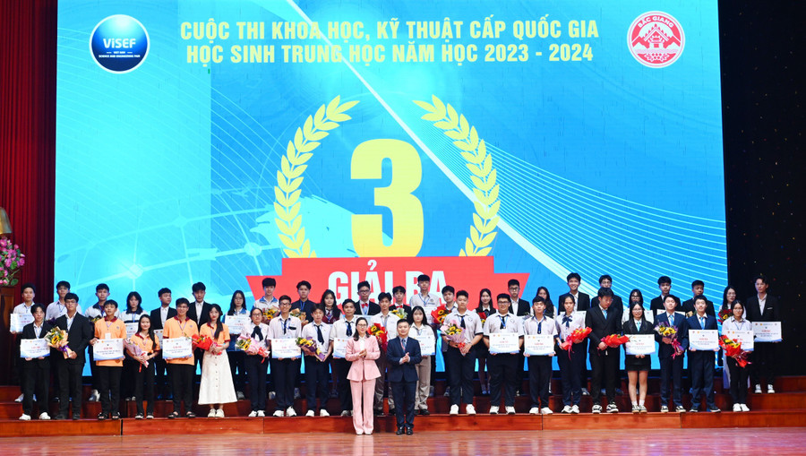 Bà Nguyễn Thị Nhung - phó Vụ trưởng Vụ Giáo dục Chính trị và công tác học sinh sinh viên (Bộ GD&ĐT) và ông Bạch Đăng Khoa - Phó Giám đốc Sở GD&ĐT Bắc Giang tặng hoa và trao Giải Ba cho các thí sinh. Bà Nguyễn Thị Nhung - phó Vụ trưởng Vụ Giáo dục Chính trị và công tác học sinh sinh viên (Bộ GD&ĐT) và ông Bạch Đăng Khoa - Phó Giám đốc Sở GD&ĐT Bắc Giang tặng hoa và trao Giải Ba cho các thí sinh.