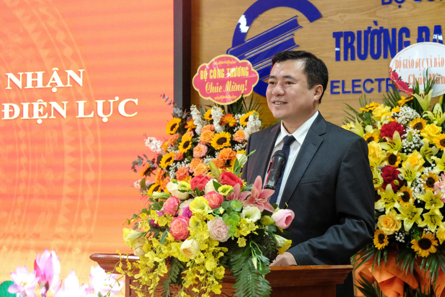 Thứ trưởng Bộ Công Thương - Nguyễn Sinh Nhật Tân phát biểu. Thứ trưởng Bộ Công Thương - Nguyễn Sinh Nhật Tân phát biểu.