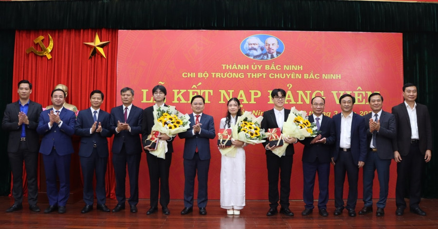 Lãnh đạo tỉnh Bắc Ninh tặng hoa chúc mừng 3 tân đảng viên. Lãnh đạo tỉnh Bắc Ninh tặng hoa chúc mừng 3 tân đảng viên.