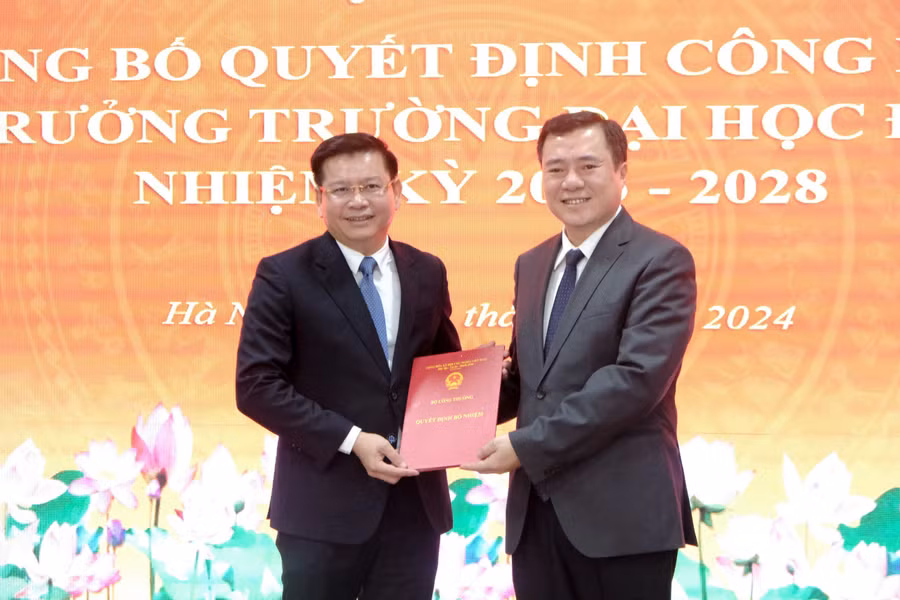 Thứ trưởng Bộ Công Thương - Nguyễn Sinh Nhật Tân (bên phải) trao quyết định và chúc mừng PGS.TS Đinh Văn Châu.