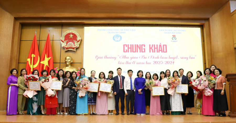 Đại biểu chụp ảnh cùng với các nhà giáo tham dự và đạt giải thưởng &quot;Nhà giáo Ba Đình tâm huyết sáng tạo lần thứ 8 năm học 2023 -2024&quot;.