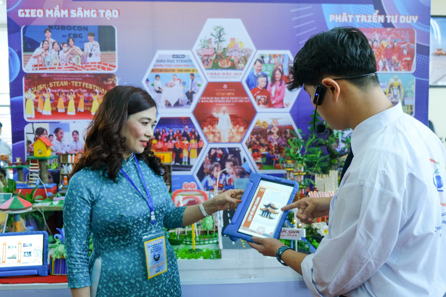 Gian trưng bày giới thiệu sản phẩm ứng dụng CNTT. Gian trưng bày giới thiệu sản phẩm ứng dụng CNTT.