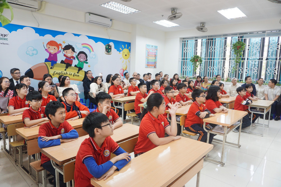 Đoàn dự giờ tiết tiếng Anh của trường Tiểu học Kim Đồng. Đoàn dự giờ tiết tiếng Anh của trường Tiểu học Kim Đồng.