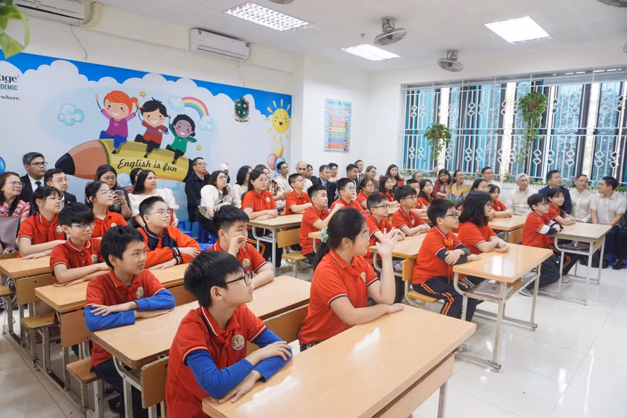 Đoàn dự giờ tiết tiếng Anh của trường Tiểu học Kim Đồng.