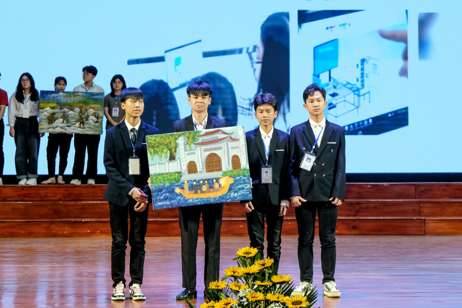 Đoàn học sinh Bắc Ninh giới thiệu về quê hương con người Kinh Bắc tại cuộc thi KHKT. Đoàn học sinh Bắc Ninh giới thiệu về quê hương con người Kinh Bắc tại cuộc thi KHKT.