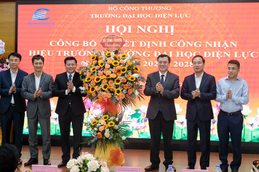 Thứ trưởng Bộ Công Thương Nguyễn Sinh Nhật Tân và đại biểu chúc mừng tân Hiệu trưởng Trường Đại học Điện lực. Thứ trưởng Bộ Công Thương Nguyễn Sinh Nhật Tân và đại biểu chúc mừng tân Hiệu trưởng Trường Đại học Điện lực.