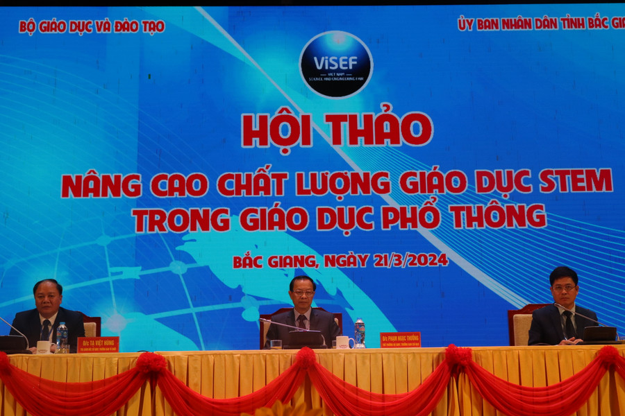 Thứ trưởng Bộ GD&ĐT Phạm Ngọc Thưởng (ngồi giữa) trao đổi, giải đáp nhiều nội dung thầy cô, chuyên gia quan tâm tại hội thảo. Thứ trưởng Bộ GD&ĐT Phạm Ngọc Thưởng (ngồi giữa) trao đổi, giải đáp nhiều nội dung thầy cô, chuyên gia quan tâm tại hội thảo.
