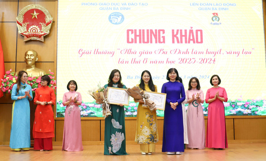 Chủ tịch Liên đoàn Lao động quận Ba Đình Bùi Phương Chi trao giải Nhì cho các nhà giáo.
