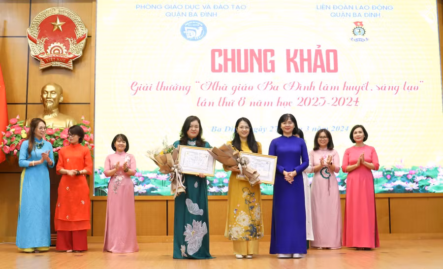 Chủ tịch Liên đoàn Lao động quận Ba Đình Bùi Phương Chi trao giải Nhì cho các nhà giáo.