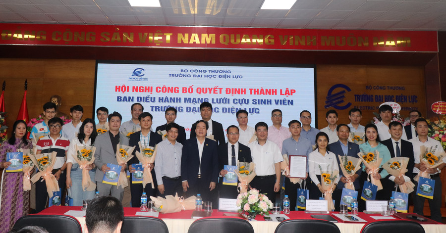 PGS. TS Vũ Đình Ngọ - Chủ tịch Hội đồng trường Trường Đại học Điện lực chúc mừng và chụp ảnh lưu niệm cùng đại biểu, Ban điều hành mạng lưới cựu sinh viên nhà trương. PGS. TS Vũ Đình Ngọ - Chủ tịch Hội đồng trường Trường Đại học Điện lực chúc mừng và chụp ảnh lưu niệm cùng đại biểu, Ban điều hành mạng lưới cựu sinh viên nhà trương.