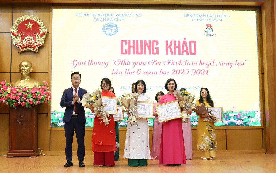 Ông Lê Đức Thuận - Trưởng phòng GD&amp;ĐT quận Ba Đình trao giải Nhất cho các nhà giáo.