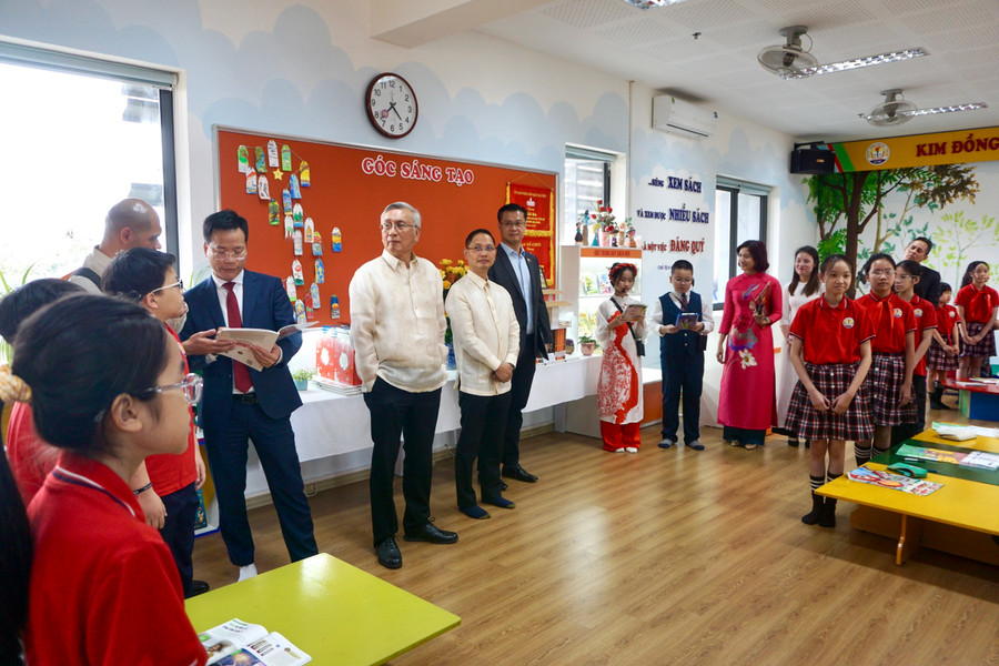 Đoàn thăm quan cơ sở vật chất, lớp học tại Trường Tiểu học Kim Đồng. Đoàn thăm quan cơ sở vật chất, lớp học tại Trường Tiểu học Kim Đồng.