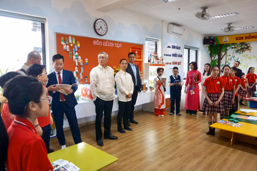 Đoàn thăm quan cơ sở vật chất, lớp học tại Trường Tiểu học Kim Đồng.