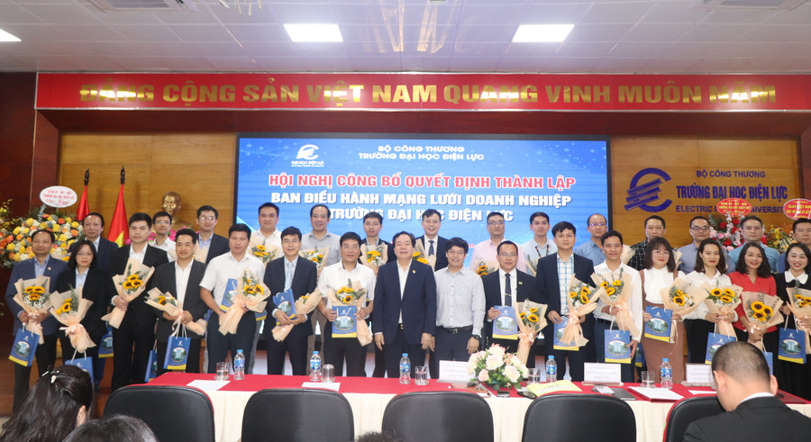 PGS.TS Vũ Đình Ngọ - Chủ tịch Hội đồng trường Trường Đại học Điện lực cùng đại biểu chụp ảnh lưu niệm với Ban điều hành mạng lưới doanh nghiệp của nhà trường. PGS.TS Vũ Đình Ngọ - Chủ tịch Hội đồng trường Trường Đại học Điện lực cùng đại biểu chụp ảnh lưu niệm với Ban điều hành mạng lưới doanh nghiệp của nhà trường.